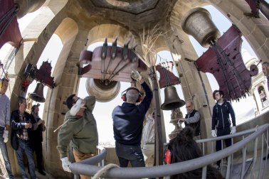 Los Campaneros de la Catedral de Pamplona tañeron ayer los bronces de la seo y los de otras cuatro iglesias del Casco Antiguo, dentro de una iniciativa europea para lograr que la Unesco declare el toque manual Patrimonio Inmaterial
