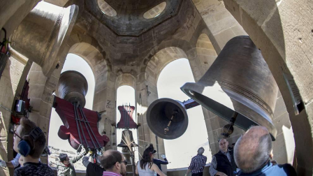 Los Campaneros de la Catedral de Pamplona tañeron ayer los bronces de la seo y los de otras cuatro iglesias del Casco Antiguo, dentro de una iniciativa europea para lograr que la Unesco declare el toque manual Patrimonio Inmaterial