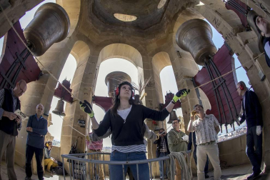 Los Campaneros de la Catedral de Pamplona tañeron ayer los bronces de la seo y los de otras cuatro iglesias del Casco Antiguo, dentro de una iniciativa europea para lograr que la Unesco declare el toque manual Patrimonio Inmaterial