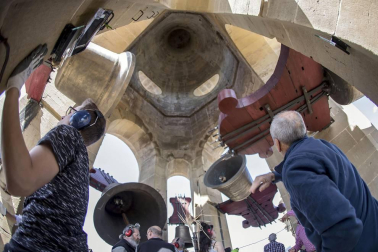 Los Campaneros de la Catedral de Pamplona tañeron ayer los bronces de la seo y los de otras cuatro iglesias del Casco Antiguo, dentro de una iniciativa europea para lograr que la Unesco declare el toque manual Patrimonio Inmaterial