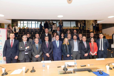 Alrededor de 200 personas asistieron a la primera edición del Tudela Ribera Forum, una iniciativa organizada por Diario de Navarra y Navarra Capital, con el patrocinio de Laboral Kutxa, Gobierno de Navarra y Ayuntamiento de Tudela, que tuvo como objetivo debatir e intercambiar opiniones para buscar el desarrollo de la comarca.