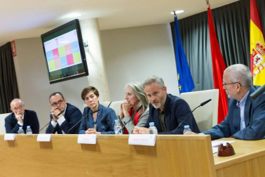 Alrededor de 200 personas asistieron a la primera edición del Tudela Ribera Forum, una iniciativa organizada por Diario de Navarra y Navarra Capital, con el patrocinio de Laboral Kutxa, Gobierno de Navarra y Ayuntamiento de Tudela, que tuvo como objetivo debatir e intercambiar opiniones para buscar el desarrollo de la comarca.