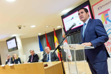 Alrededor de 200 personas asistieron a la primera edición del Tudela Ribera Forum, una iniciativa organizada por Diario de Navarra y Navarra Capital, con el patrocinio de Laboral Kutxa, Gobierno de Navarra y Ayuntamiento de Tudela, que tuvo como objetivo debatir e intercambiar opiniones para buscar el desarrollo de la comarca.