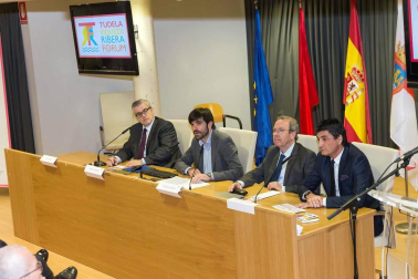 Alrededor de 200 personas asistieron a la primera edición del Tudela Ribera Forum, una iniciativa organizada por Diario de Navarra y Navarra Capital, con el patrocinio de Laboral Kutxa, Gobierno de Navarra y Ayuntamiento de Tudela, que tuvo como objetivo debatir e intercambiar opiniones para buscar el desarrollo de la comarca.