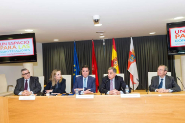 Alrededor de 200 personas asistieron a la primera edición del Tudela Ribera Forum, una iniciativa organizada por Diario de Navarra y Navarra Capital, con el patrocinio de Laboral Kutxa, Gobierno de Navarra y Ayuntamiento de Tudela, que tuvo como objetivo debatir e intercambiar opiniones para buscar el desarrollo de la comarca.