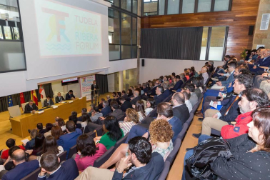 Alrededor de 200 personas asistieron a la primera edición del Tudela Ribera Forum, una iniciativa organizada por Diario de Navarra y Navarra Capital, con el patrocinio de Laboral Kutxa, Gobierno de Navarra y Ayuntamiento de Tudela, que tuvo como objetivo debatir e intercambiar opiniones para buscar el desarrollo de la comarca.