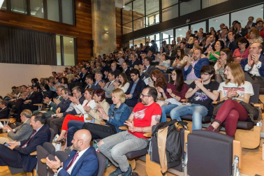 Alrededor de 200 personas asistieron a la primera edición del Tudela Ribera Forum, una iniciativa organizada por Diario de Navarra y Navarra Capital, con el patrocinio de Laboral Kutxa, Gobierno de Navarra y Ayuntamiento de Tudela, que tuvo como objetivo debatir e intercambiar opiniones para buscar el desarrollo de la comarca.