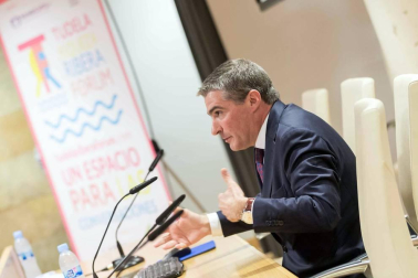 Alrededor de 200 personas asistieron a la primera edición del Tudela Ribera Forum, una iniciativa organizada por Diario de Navarra y Navarra Capital, con el patrocinio de Laboral Kutxa, Gobierno de Navarra y Ayuntamiento de Tudela, que tuvo como objetivo debatir e intercambiar opiniones para buscar el desarrollo de la comarca.