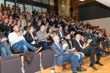 Alrededor de 200 personas asistieron a la primera edición del Tudela Ribera Forum, una iniciativa organizada por Diario de Navarra y Navarra Capital, con el patrocinio de Laboral Kutxa, Gobierno de Navarra y Ayuntamiento de Tudela, que tuvo como objetivo debatir e intercambiar opiniones para buscar el desarrollo de la comarca.