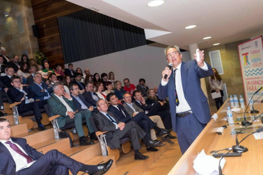 Alrededor de 200 personas asistieron a la primera edición del Tudela Ribera Forum, una iniciativa organizada por Diario de Navarra y Navarra Capital, con el patrocinio de Laboral Kutxa, Gobierno de Navarra y Ayuntamiento de Tudela, que tuvo como objetivo debatir e intercambiar opiniones para buscar el desarrollo de la comarca.