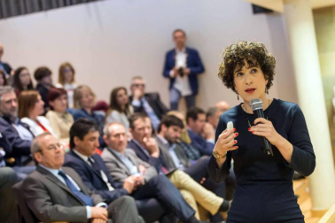 Alrededor de 200 personas asistieron a la primera edición del Tudela Ribera Forum, una iniciativa organizada por Diario de Navarra y Navarra Capital, con el patrocinio de Laboral Kutxa, Gobierno de Navarra y Ayuntamiento de Tudela, que tuvo como objetivo debatir e intercambiar opiniones para buscar el desarrollo de la comarca.