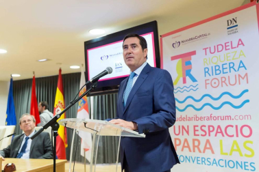Alrededor de 200 personas asistieron a la primera edición del Tudela Ribera Forum, una iniciativa organizada por Diario de Navarra y Navarra Capital, con el patrocinio de Laboral Kutxa, Gobierno de Navarra y Ayuntamiento de Tudela, que tuvo como objetivo debatir e intercambiar opiniones para buscar el desarrollo de la comarca.