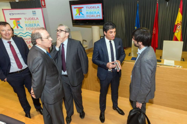 Alrededor de 200 personas asistieron a la primera edición del Tudela Ribera Forum, una iniciativa organizada por Diario de Navarra y Navarra Capital, con el patrocinio de Laboral Kutxa, Gobierno de Navarra y Ayuntamiento de Tudela, que tuvo como objetivo debatir e intercambiar opiniones para buscar el desarrollo de la comarca.