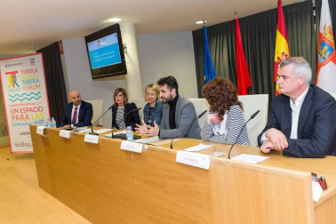 Alrededor de 200 personas asistieron a la primera edición del Tudela Ribera Forum, una iniciativa organizada por Diario de Navarra y Navarra Capital, con el patrocinio de Laboral Kutxa, Gobierno de Navarra y Ayuntamiento de Tudela, que tuvo como objetivo debatir e intercambiar opiniones para buscar el desarrollo de la comarca.
