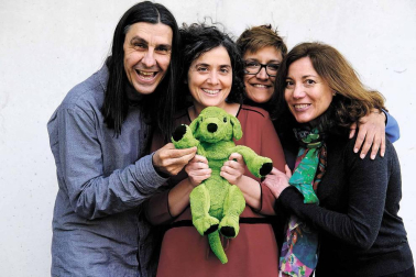 Personas con trastorno mental y una psiquiatra combaten el estigma trabajando de igual a igual desde el colectivo 'los perro verde'