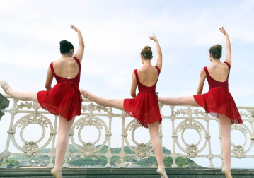 Esta cita para los jóvenes bailarines y bailarinas, que se lleva haciendo desde hace 21 años, se ha visto favorecida por un clima primaveral que ha acompañado una jornada más del Mes de la Danza de San Sebastián