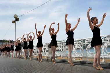 Esta cita para los jóvenes bailarines y bailarinas, que se lleva haciendo desde hace 21 años, se ha visto favorecida por un clima primaveral que ha acompañado una jornada más del Mes de la Danza de San Sebastián