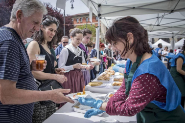 El escenario fue la plaza de San Francisco, donde el domingo se vendieron cerca de 5.000 pintxos -a un euro la unidad-, donados por 44 bares de Pamplona y Tafalla, y una veintena de empresas del sector alimentario. La recaudación por las ventas del evento de servirá para dar de comer a los refugiados que se concentran en Grecia, muchos de ellos sirios que huyen de la guerra que asola su país.