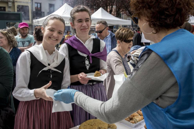 El escenario fue la plaza de San Francisco, donde el domingo se vendieron cerca de 5.000 pintxos -a un euro la unidad-, donados por 44 bares de Pamplona y Tafalla, y una veintena de empresas del sector alimentario. La recaudación por las ventas del evento de servirá para dar de comer a los refugiados que se concentran en Grecia, muchos de ellos sirios que huyen de la guerra que asola su país.