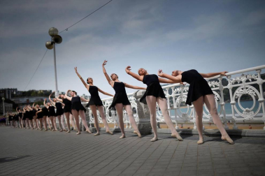 Esta cita para los jóvenes bailarines y bailarinas, que se lleva haciendo desde hace 21 años, se ha visto favorecida por un clima primaveral que ha acompañado una jornada más del Mes de la Danza de San Sebastián