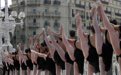Esta cita para los jóvenes bailarines y bailarinas, que se lleva haciendo desde hace 21 años, se ha visto favorecida por un clima primaveral que ha acompañado una jornada más del Mes de la Danza de San Sebastián