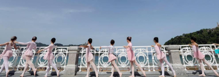 Esta cita para los jóvenes bailarines y bailarinas, que se lleva haciendo desde hace 21 años, se ha visto favorecida por un clima primaveral que ha acompañado una jornada más del Mes de la Danza de San Sebastián
