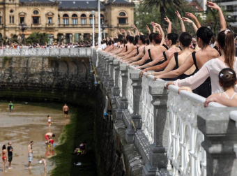 Esta cita para los jóvenes bailarines y bailarinas, que se lleva haciendo desde hace 21 años, se ha visto favorecida por un clima primaveral que ha acompañado una jornada más del Mes de la Danza de San Sebastián