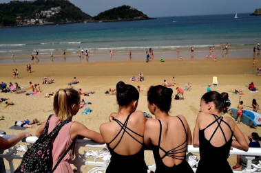 Esta cita para los jóvenes bailarines y bailarinas, que se lleva haciendo desde hace 21 años, se ha visto favorecida por un clima primaveral que ha acompañado una jornada más del Mes de la Danza de San Sebastián