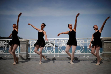 Esta cita para los jóvenes bailarines y bailarinas, que se lleva haciendo desde hace 21 años, se ha visto favorecida por un clima primaveral que ha acompañado una jornada más del Mes de la Danza de San Sebastián