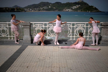 Esta cita para los jóvenes bailarines y bailarinas, que se lleva haciendo desde hace 21 años, se ha visto favorecida por un clima primaveral que ha acompañado una jornada más del Mes de la Danza de San Sebastián