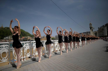 Esta cita para los jóvenes bailarines y bailarinas, que se lleva haciendo desde hace 21 años, se ha visto favorecida por un clima primaveral que ha acompañado una jornada más del Mes de la Danza de San Sebastián