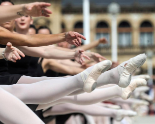 Esta cita para los jóvenes bailarines y bailarinas, que se lleva haciendo desde hace 21 años, se ha visto favorecida por un clima primaveral que ha acompañado una jornada más del Mes de la Danza de San Sebastián