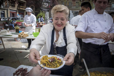 El escenario fue la plaza de San Francisco, donde el domingo se vendieron cerca de 5.000 pintxos -a un euro la unidad-, donados por 44 bares de Pamplona y Tafalla, y una veintena de empresas del sector alimentario. La recaudación por las ventas del evento de servirá para dar de comer a los refugiados que se concentran en Grecia, muchos de ellos sirios que huyen de la guerra que asola su país.