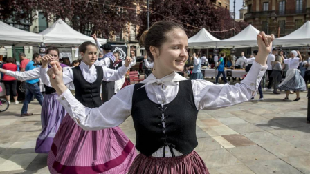 El escenario fue la plaza de San Francisco, donde el domingo se vendieron cerca de 5.000 pintxos -a un euro la unidad-, donados por 44 bares de Pamplona y Tafalla, y una veintena de empresas del sector alimentario. La recaudación por las ventas del evento de servirá para dar de comer a los refugiados que se concentran en Grecia, muchos de ellos sirios que huyen de la guerra que asola su país.