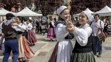 El escenario fue la plaza de San Francisco, donde el domingo se vendieron cerca de 5.000 pintxos -a un euro la unidad-, donados por 44 bares de Pamplona y Tafalla, y una veintena de empresas del sector alimentario. La recaudación por las ventas del evento de servirá para dar de comer a los refugiados que se concentran en Grecia, muchos de ellos sirios que huyen de la guerra que asola su país.
