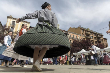 El escenario fue la plaza de San Francisco, donde el domingo se vendieron cerca de 5.000 pintxos -a un euro la unidad-, donados por 44 bares de Pamplona y Tafalla, y una veintena de empresas del sector alimentario. La recaudación por las ventas del evento de servirá para dar de comer a los refugiados que se concentran en Grecia, muchos de ellos sirios que huyen de la guerra que asola su país.