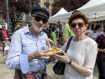 El escenario fue la plaza de San Francisco, donde el domingo se vendieron cerca de 5.000 pintxos -a un euro la unidad-, donados por 44 bares de Pamplona y Tafalla, y una veintena de empresas del sector alimentario. La recaudación por las ventas del evento de servirá para dar de comer a los refugiados que se concentran en Grecia, muchos de ellos sirios que huyen de la guerra que asola su país.