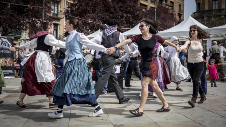 El escenario fue la plaza de San Francisco, donde el domingo se vendieron cerca de 5.000 pintxos -a un euro la unidad-, donados por 44 bares de Pamplona y Tafalla, y una veintena de empresas del sector alimentario. La recaudación por las ventas del evento de servirá para dar de comer a los refugiados que se concentran en Grecia, muchos de ellos sirios que huyen de la guerra que asola su país.