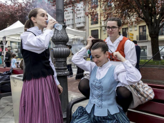 El escenario fue la plaza de San Francisco, donde el domingo se vendieron cerca de 5.000 pintxos -a un euro la unidad-, donados por 44 bares de Pamplona y Tafalla, y una veintena de empresas del sector alimentario. La recaudación por las ventas del evento de servirá para dar de comer a los refugiados que se concentran en Grecia, muchos de ellos sirios que huyen de la guerra que asola su país.