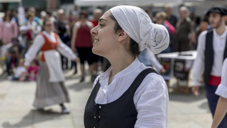 El escenario fue la plaza de San Francisco, donde el domingo se vendieron cerca de 5.000 pintxos -a un euro la unidad-, donados por 44 bares de Pamplona y Tafalla, y una veintena de empresas del sector alimentario. La recaudación por las ventas del evento de servirá para dar de comer a los refugiados que se concentran en Grecia, muchos de ellos sirios que huyen de la guerra que asola su país.