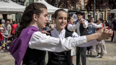 El escenario fue la plaza de San Francisco, donde el domingo se vendieron cerca de 5.000 pintxos -a un euro la unidad-, donados por 44 bares de Pamplona y Tafalla, y una veintena de empresas del sector alimentario. La recaudación por las ventas del evento de servirá para dar de comer a los refugiados que se concentran en Grecia, muchos de ellos sirios que huyen de la guerra que asola su país.
