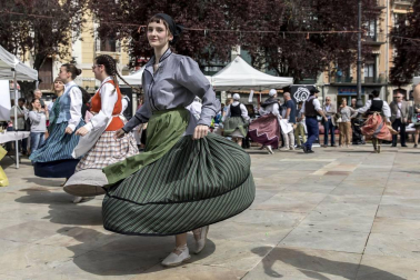 El escenario fue la plaza de San Francisco, donde el domingo se vendieron cerca de 5.000 pintxos -a un euro la unidad-, donados por 44 bares de Pamplona y Tafalla, y una veintena de empresas del sector alimentario. La recaudación por las ventas del evento de servirá para dar de comer a los refugiados que se concentran en Grecia, muchos de ellos sirios que huyen de la guerra que asola su país.