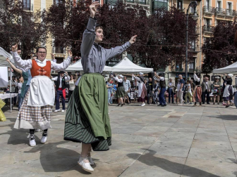 El escenario fue la plaza de San Francisco, donde el domingo se vendieron cerca de 5.000 pintxos -a un euro la unidad-, donados por 44 bares de Pamplona y Tafalla, y una veintena de empresas del sector alimentario. La recaudación por las ventas del evento de servirá para dar de comer a los refugiados que se concentran en Grecia, muchos de ellos sirios que huyen de la guerra que asola su país.