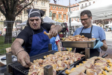 El escenario fue la plaza de San Francisco, donde el domingo se vendieron cerca de 5.000 pintxos -a un euro la unidad-, donados por 44 bares de Pamplona y Tafalla, y una veintena de empresas del sector alimentario. La recaudación por las ventas del evento de servirá para dar de comer a los refugiados que se concentran en Grecia, muchos de ellos sirios que huyen de la guerra que asola su país.