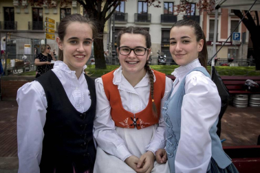 El escenario fue la plaza de San Francisco, donde el domingo se vendieron cerca de 5.000 pintxos -a un euro la unidad-, donados por 44 bares de Pamplona y Tafalla, y una veintena de empresas del sector alimentario. La recaudación por las ventas del evento de servirá para dar de comer a los refugiados que se concentran en Grecia, muchos de ellos sirios que huyen de la guerra que asola su país.