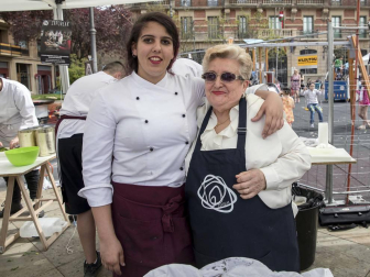 El escenario fue la plaza de San Francisco, donde el domingo se vendieron cerca de 5.000 pintxos -a un euro la unidad-, donados por 44 bares de Pamplona y Tafalla, y una veintena de empresas del sector alimentario. La recaudación por las ventas del evento de servirá para dar de comer a los refugiados que se concentran en Grecia, muchos de ellos sirios que huyen de la guerra que asola su país.