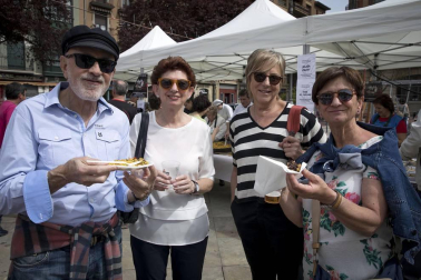 El escenario fue la plaza de San Francisco, donde el domingo se vendieron cerca de 5.000 pintxos -a un euro la unidad-, donados por 44 bares de Pamplona y Tafalla, y una veintena de empresas del sector alimentario. La recaudación por las ventas del evento de servirá para dar de comer a los refugiados que se concentran en Grecia, muchos de ellos sirios que huyen de la guerra que asola su país.