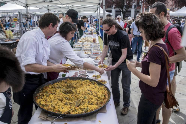 El escenario fue la plaza de San Francisco, donde el domingo se vendieron cerca de 5.000 pintxos -a un euro la unidad-, donados por 44 bares de Pamplona y Tafalla, y una veintena de empresas del sector alimentario. La recaudación por las ventas del evento de servirá para dar de comer a los refugiados que se concentran en Grecia, muchos de ellos sirios que huyen de la guerra que asola su país.