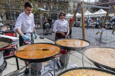 El escenario fue la plaza de San Francisco, donde el domingo se vendieron cerca de 5.000 pintxos -a un euro la unidad-, donados por 44 bares de Pamplona y Tafalla, y una veintena de empresas del sector alimentario. La recaudación por las ventas del evento de servirá para dar de comer a los refugiados que se concentran en Grecia, muchos de ellos sirios que huyen de la guerra que asola su país.