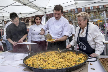 El escenario fue la plaza de San Francisco, donde el domingo se vendieron cerca de 5.000 pintxos -a un euro la unidad-, donados por 44 bares de Pamplona y Tafalla, y una veintena de empresas del sector alimentario. La recaudación por las ventas del evento de servirá para dar de comer a los refugiados que se concentran en Grecia, muchos de ellos sirios que huyen de la guerra que asola su país.
